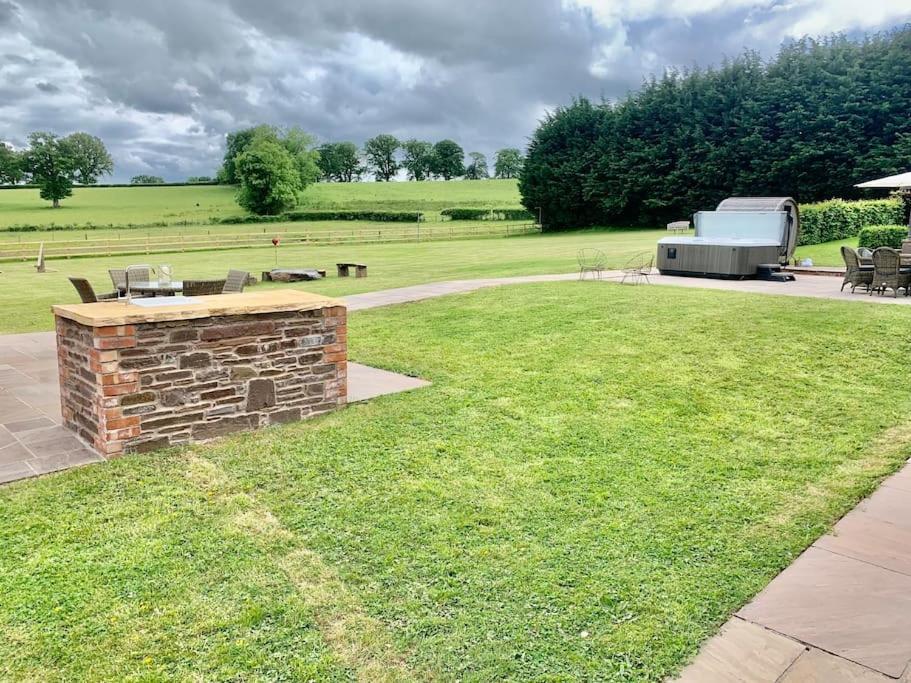 Coed Farm-Hot Tub-Sleeps 12-Near Breconヴィラ エクステリア 写真