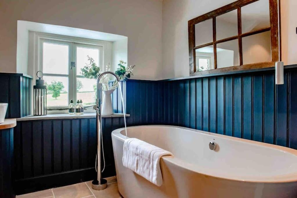 Coed Farm-Hot Tub-Sleeps 12-Near Breconヴィラ エクステリア 写真